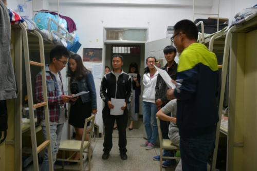 我院对“迎评促建，需要你我参与”进行宿舍走访