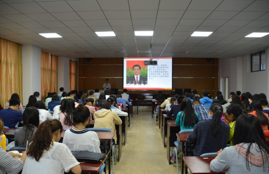 学院党委副书记钟金栋为本科学生上“两学一做”专题党课